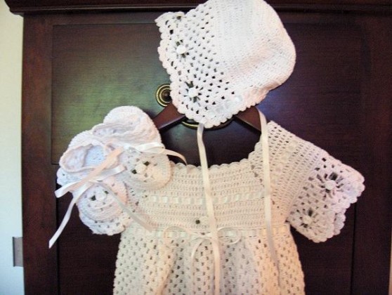 bebek beyaz elbise şapka ve patik modeli