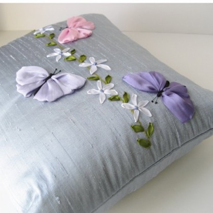 kelebek desenli kurdele nakışı yastık tasarımları