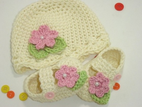 krem pembe çiçekli bebek şapka ve patiği
