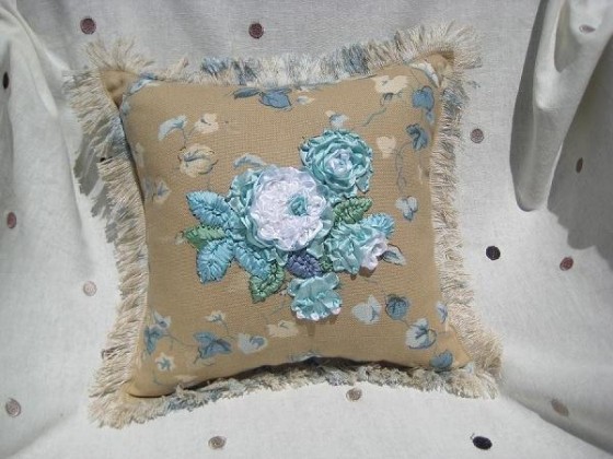 mavi çiçeklerle bezeli modern dekoratif yastık