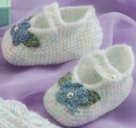 mavi çiçekli beyaz bebek patik modeli