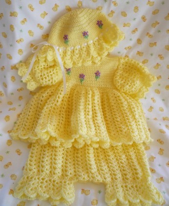 sarı renkli pantalonlu şapkalı örgü bebek bluzu modeli