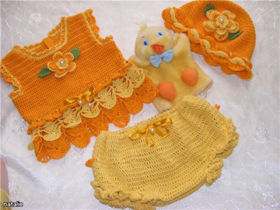 sarı şortlu turuncu örgü bebek bluzu modeli