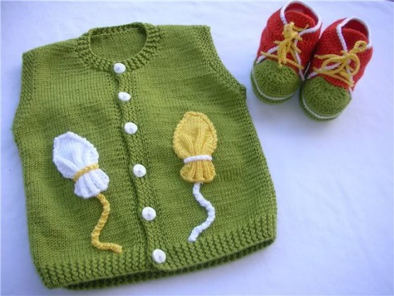 yeşil renkli patikli örgü bebek yeleği modeli