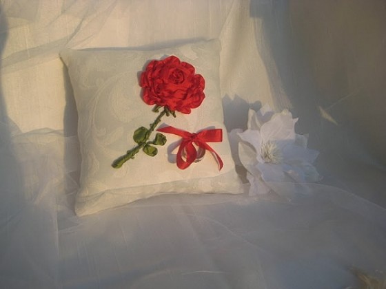 çeyizlik beyaz kırmızı güllü yastık modeli