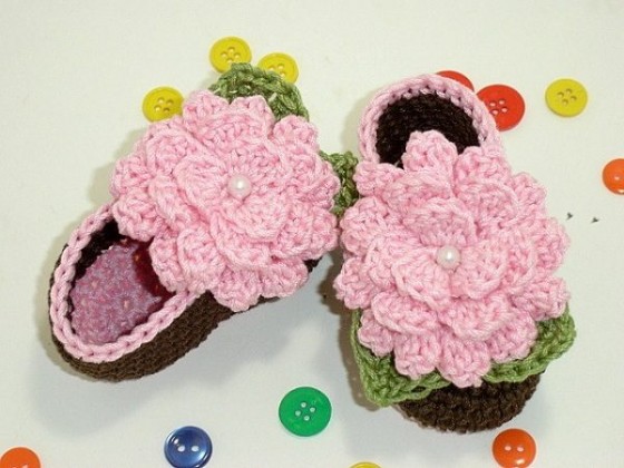 çiçek motifli şık örgü bebek ayakkabıları