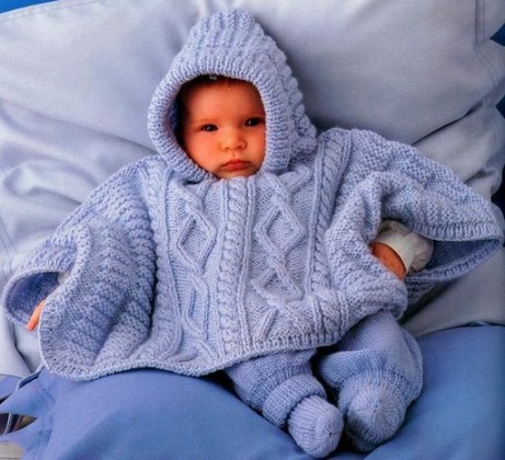 açık mavi kapşonlu bebek pelerin modeli