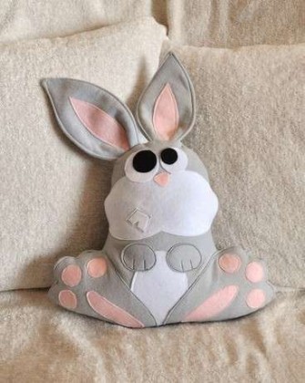 gri tavşan desenli peluş yastık modeli