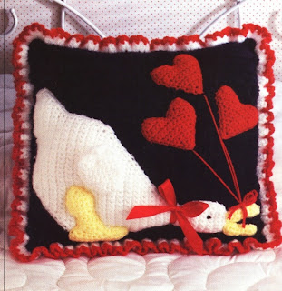 kalp desenli kuğulu örgü kırlent modeli