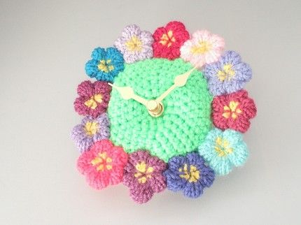 çiçek şeklinde çok şık örgü saat modeli