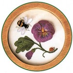 arı desenli mor çiçekli stumpwork nakışı