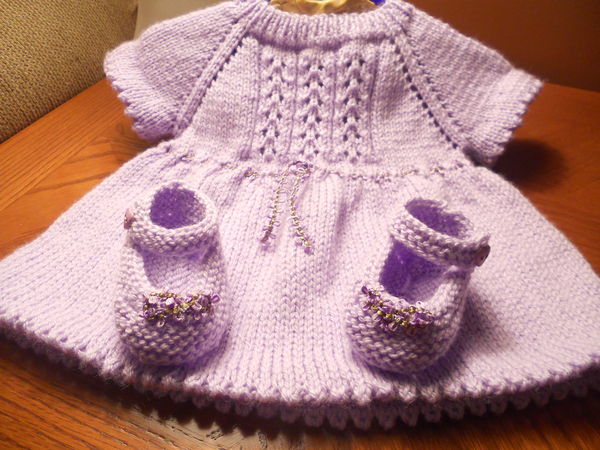 açık mor renkli şirin bebek elbisesi ve patiği modeli