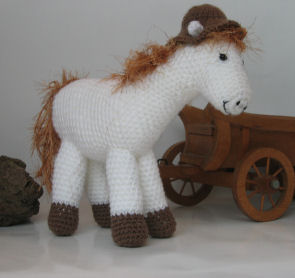 beyaz midilli atından örgü oyuncak modeli