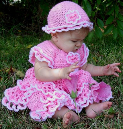 fırfırlı pembe şirin örgü bebek elbisesi ve şapkası modeli