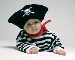 korsan şapkalı şirin örgü bebek kıyafeti modeli