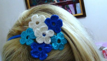 mavi beyaz çiçek desenli örgü taç modeli