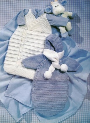 mavi kapşonlu örgü bebek tulumu