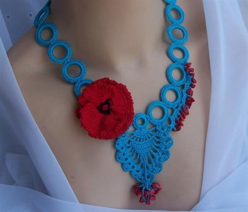 kırmızı mavi çiçekli örgü kolye modeli