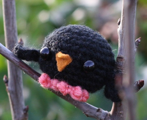 pembe ayaklı siyah örgü kuş modeli