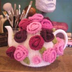 pembe çiçek desenli örgü çaydanlık kılıfı modeli