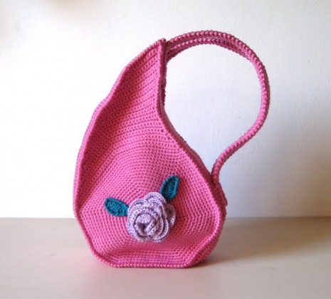 pembe çiçekli örgü çocuk sırt çantası modeli
