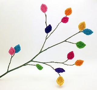 rengarenk ağaç yapraklı örgü duvar süsü modeli