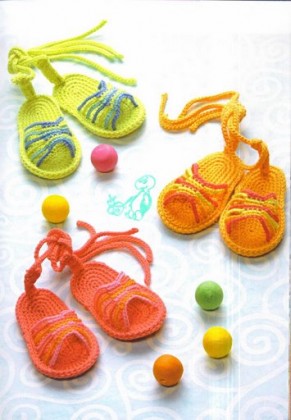 rengarenk sandalet şeklinde örgü bebek terliği modelleri