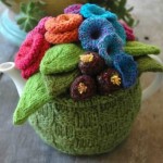 rengarenk çiçek desenli yeşil örgü çaydanlık kılıfı modeli