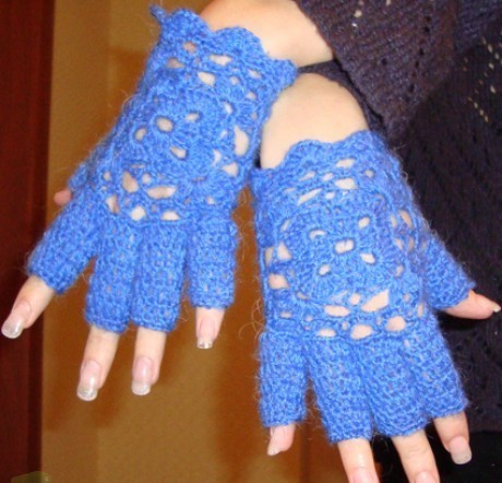 dantel motifli mavi yarım parmaklı örgü eldiven modeli