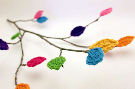 fikir vermesi adına rengarenk yapraklı örgü ağaç modeli
