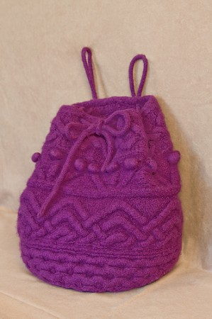 mor renkli üzeri desenli örgü sırt çantası modeli