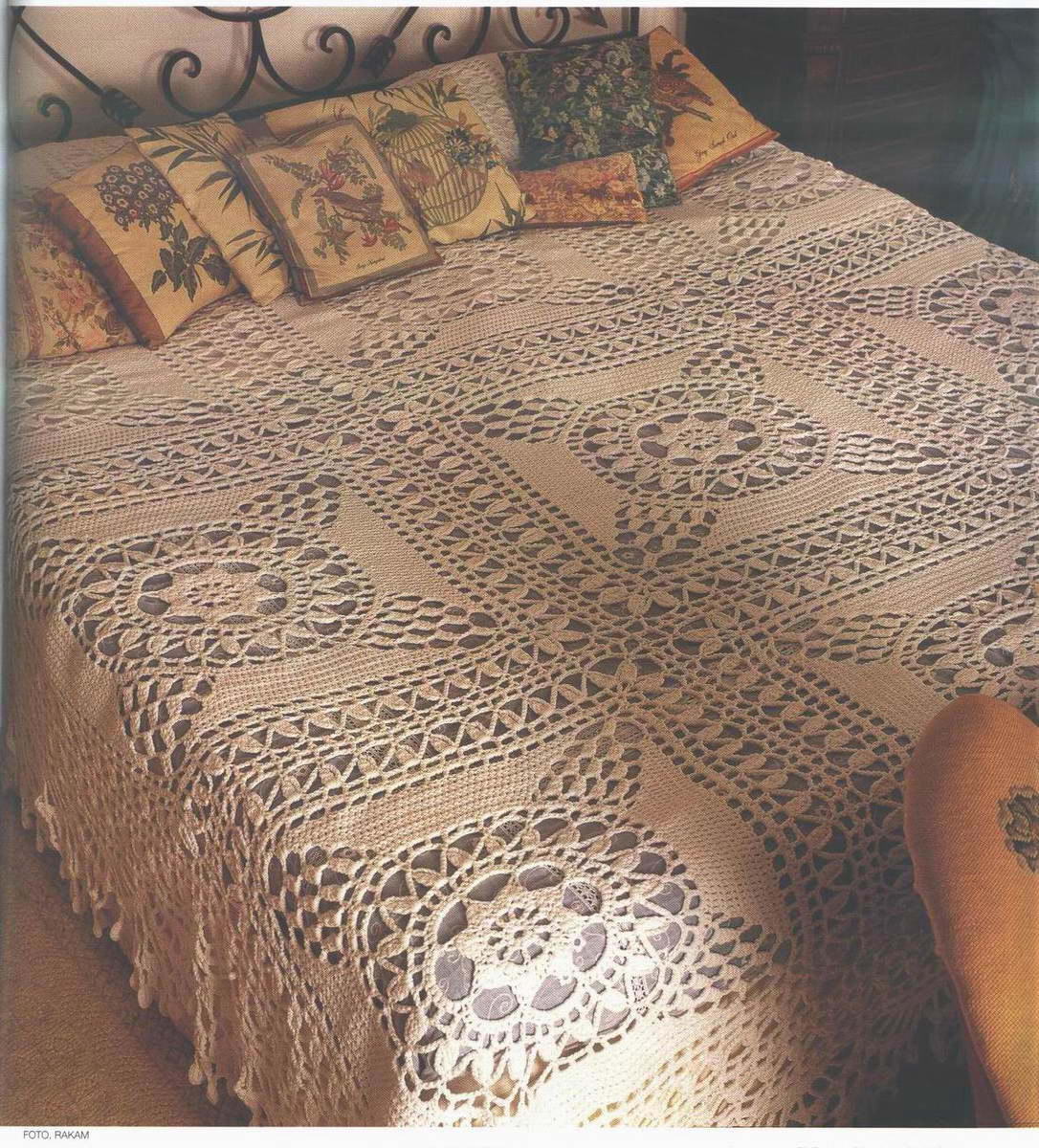 büyül çiçekli krem rengi dantel yatak örtüsü modeli örgü , dantel